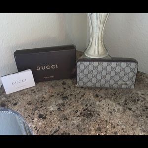 classic Gucci zippy wallet